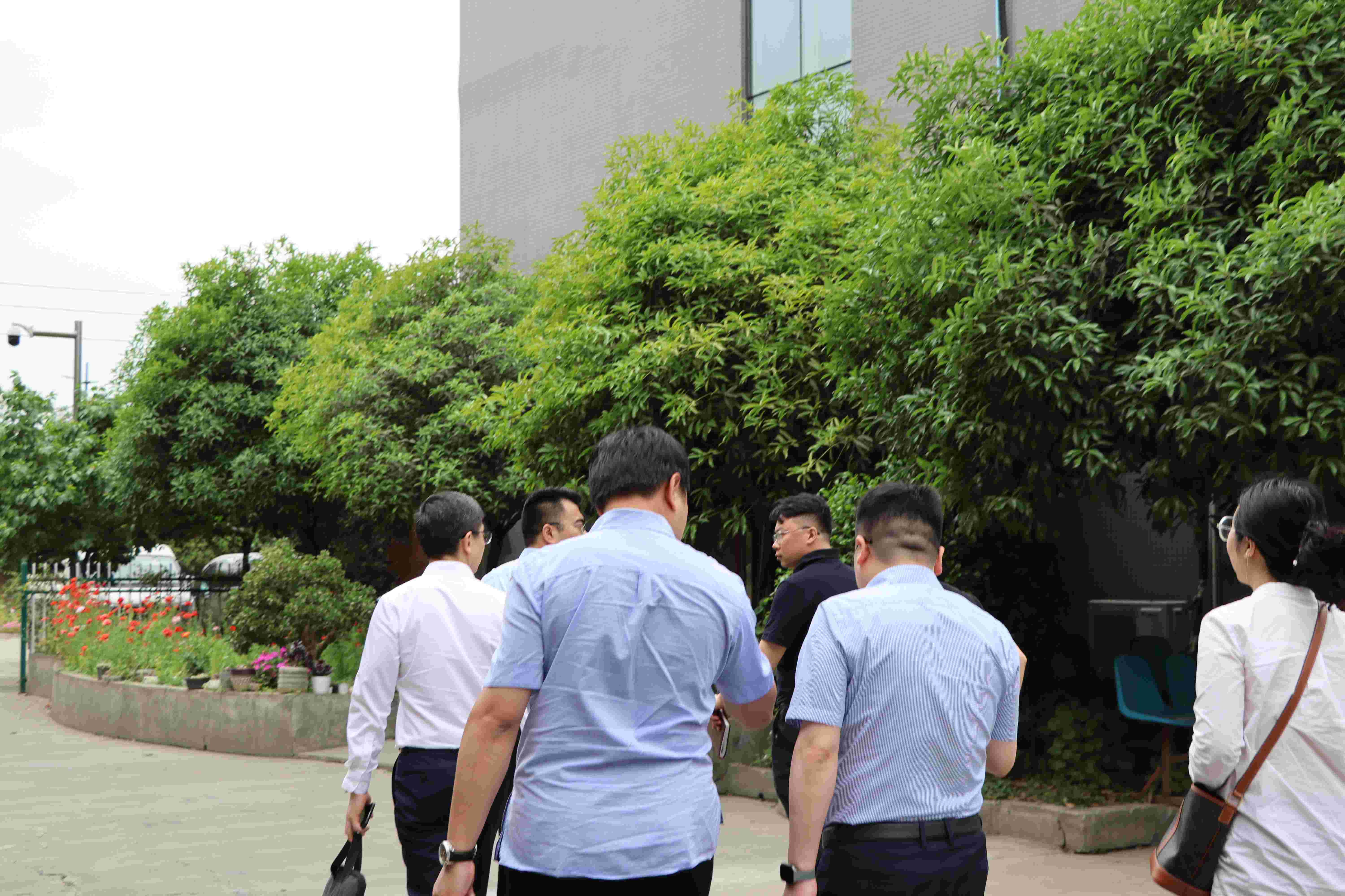 重慶市大渡口區招商投資局局長李文超一行蒞臨四川智龍激光考察交流
